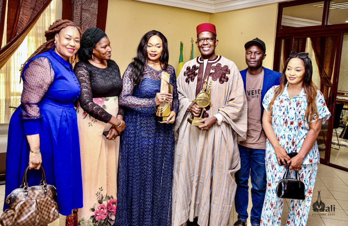 Oumou Sangaré et le Ministre Daffé