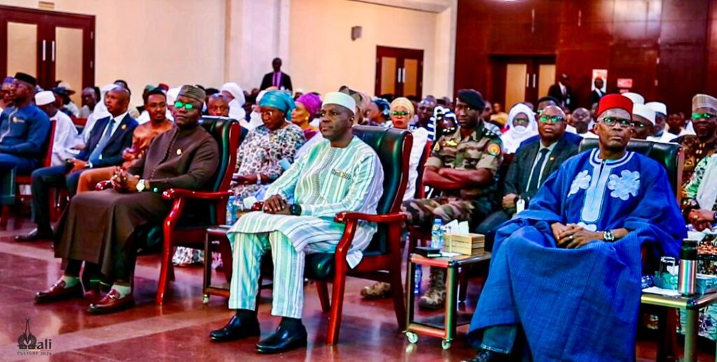 Le ministre de la Culture aux côtés du Premier ministre et du Président du CNT