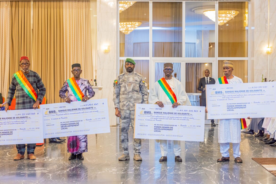 Remise de chèques géants du fonds minier