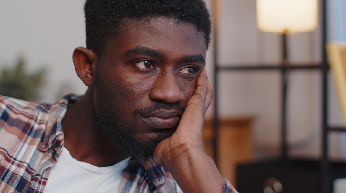 Homme en détresse psychologique dans un couple au Mali, illustration des violences conjugales invisibles envers les hommes