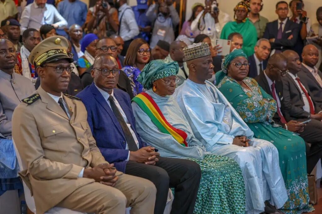 Le gouverneur du district au Forum panafricain des médias