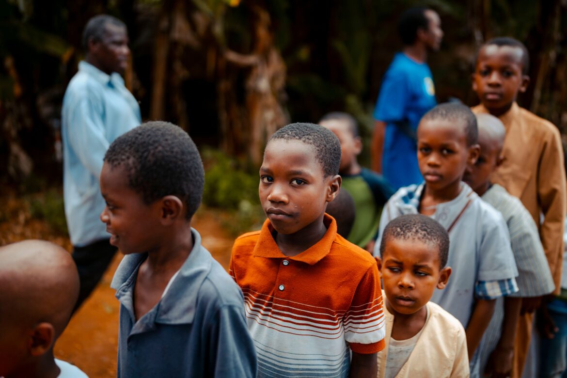 Comment les groupes armés recrutent et endoctrinent les enfants au Sahel