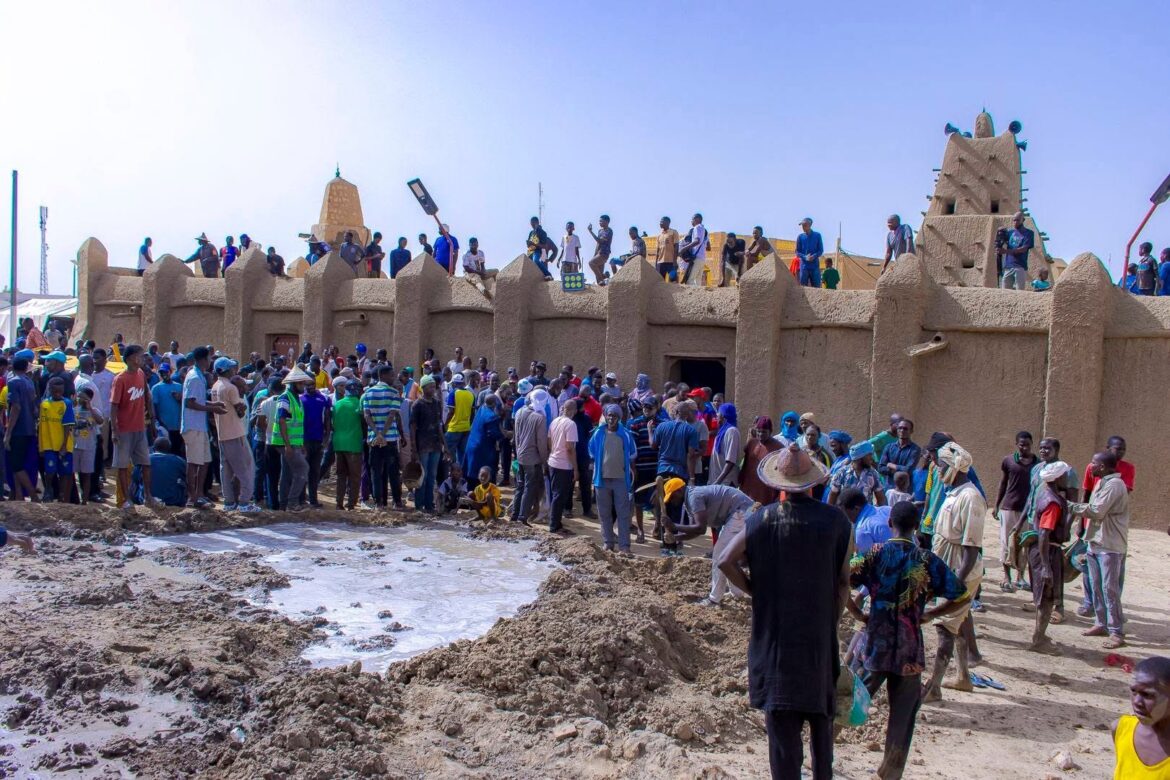 Crépissage de la mosquée Sankoré