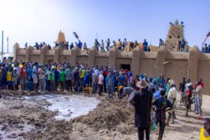 Crépissage de la mosquée Sankoré