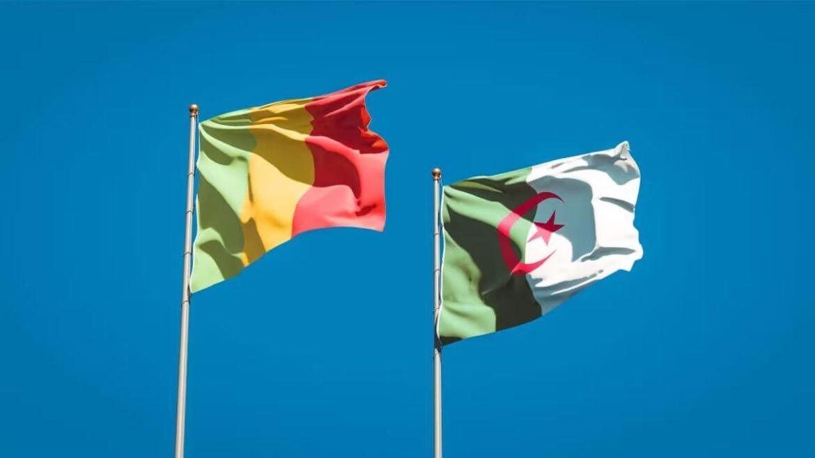 Drapeaux du Mali et de l'Algérie, symbole du dégel diplomatique de juillet 2026.