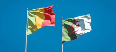 Bamako-Alger : le ciel s'est rouvert, reste à savoir ce que l'on y fait voler Drapeaux du Mali et de l'Algérie, symbole du dégel diplomatique de juillet 2026.