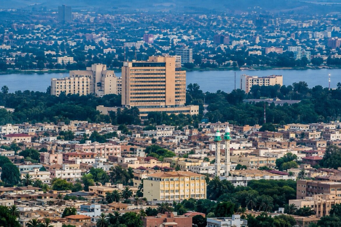 Vue panoramique de Bamako, capitale du Mali, avec ses quartiers, bâtiments et le fleuve Niger