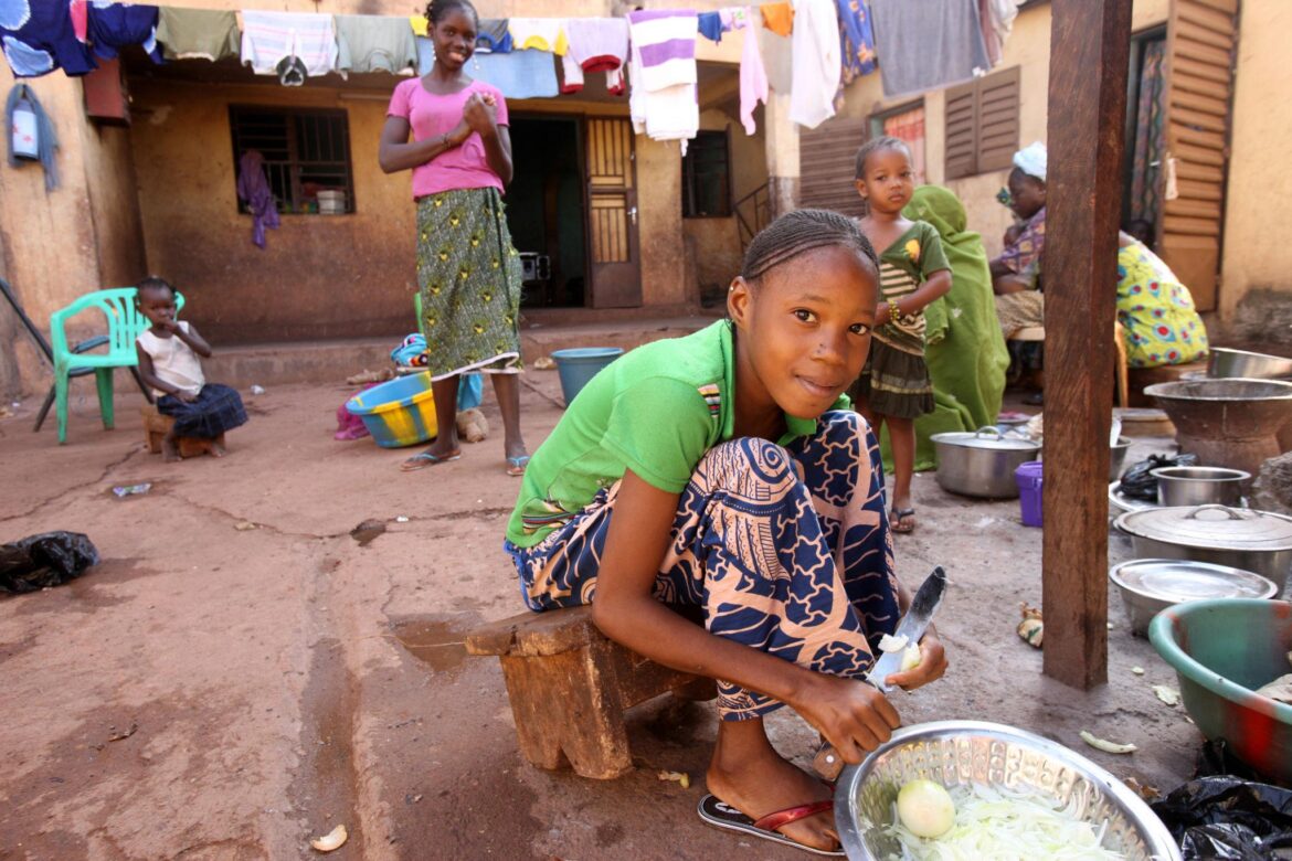Enfants maliens illustrant les différences d'éducation entre filles et garçons