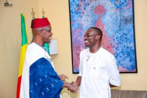 Sidiki Diabaté reçu par le ministre Mamou Daffé avant son retour à l'Accor Arena de Paris 𝐋𝐄 𝐌𝐔𝐒𝐈𝐂𝐈𝐄𝐍 𝐌𝐀𝐋𝐈𝐄𝐍 𝐒𝐈𝐃𝐈𝐊𝐈 𝐃𝐈𝐀𝐁𝐀𝐓𝐄 𝐑𝐄𝐂𝐔 𝐏𝐀𝐑 𝐋𝐄 𝐌𝐈𝐍𝐈𝐒𝐓𝐑𝐄 𝐃𝐀𝐅𝐅𝐄