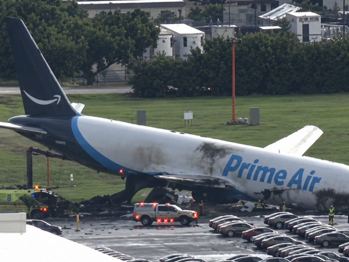 Un avion-cargo Boeing 767 en feu après être sorti de piste à l’aéroport international de Miami.