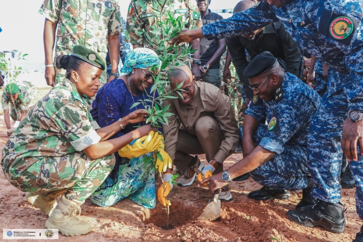Alousséni Sanou lors de la plantation d'arbres à Samanko dans le cadre de la campagne nationale de reboisement au Mali
