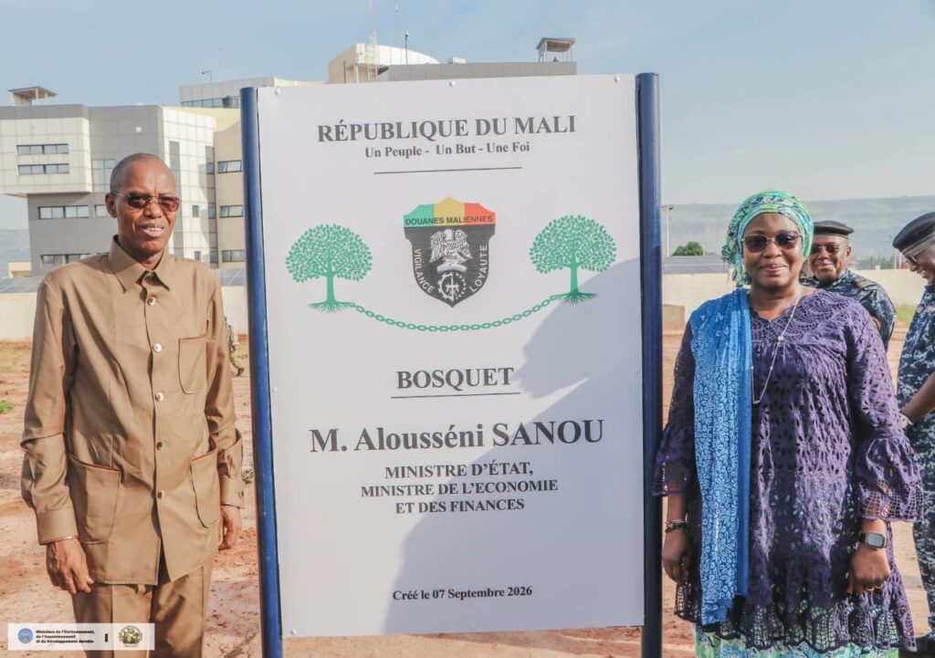 Alousséni Sanou lors de la plantation d'arbres à Samanko dans le cadre de la campagne nationale de reboisement au Mali