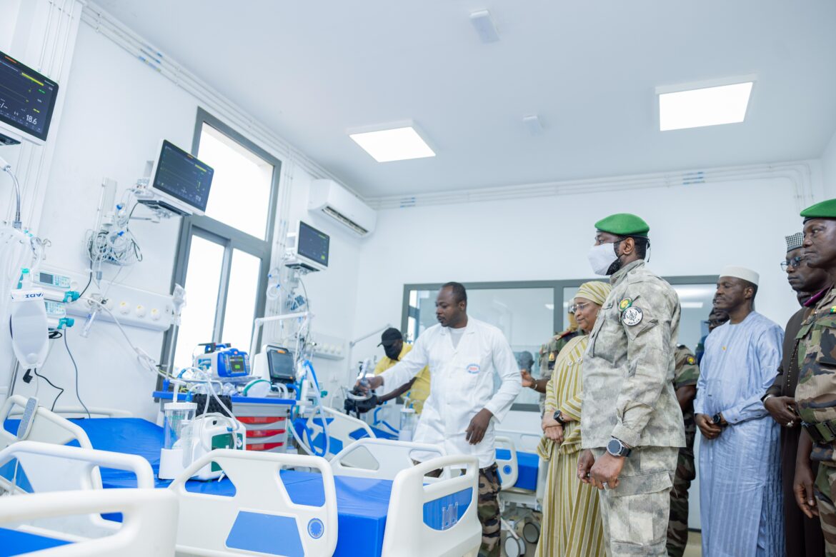 Assimi Goïta à la Polyclinique des armées de Kati