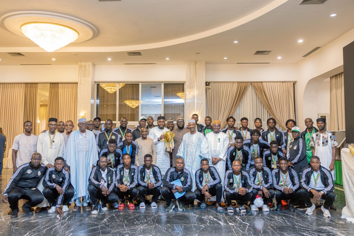 L’équipe de la Présidence présente le trophée de la Super Coupe Assimi Goïta à Koulouba