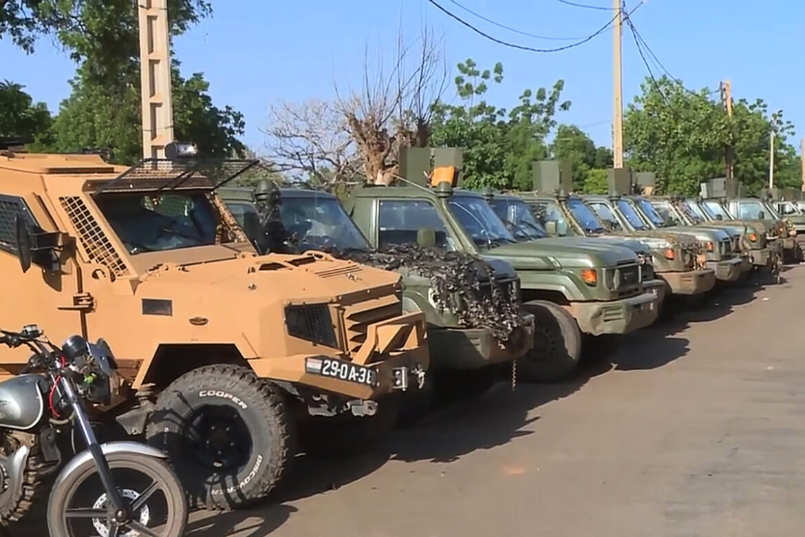 Niger : 382 kalachnikovs, deux blindés, zéro coup d'État.
