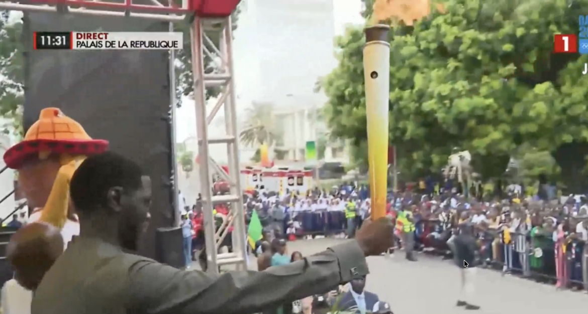Bassirou Diomaye Faye reçoit la flamme olympique des JOJ Dakar 2026