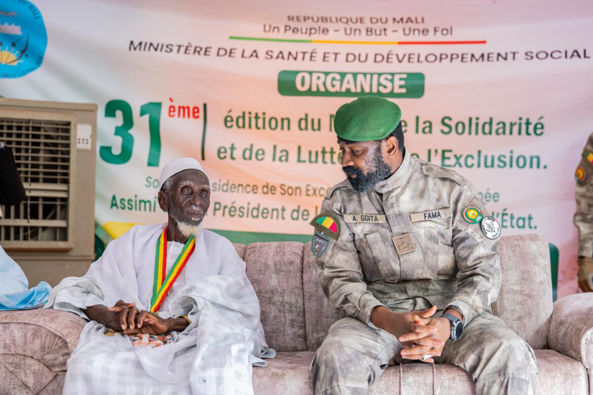 Assimi Goïta rendant visite à Namory Keïta à Djicoroni Para à Bamako