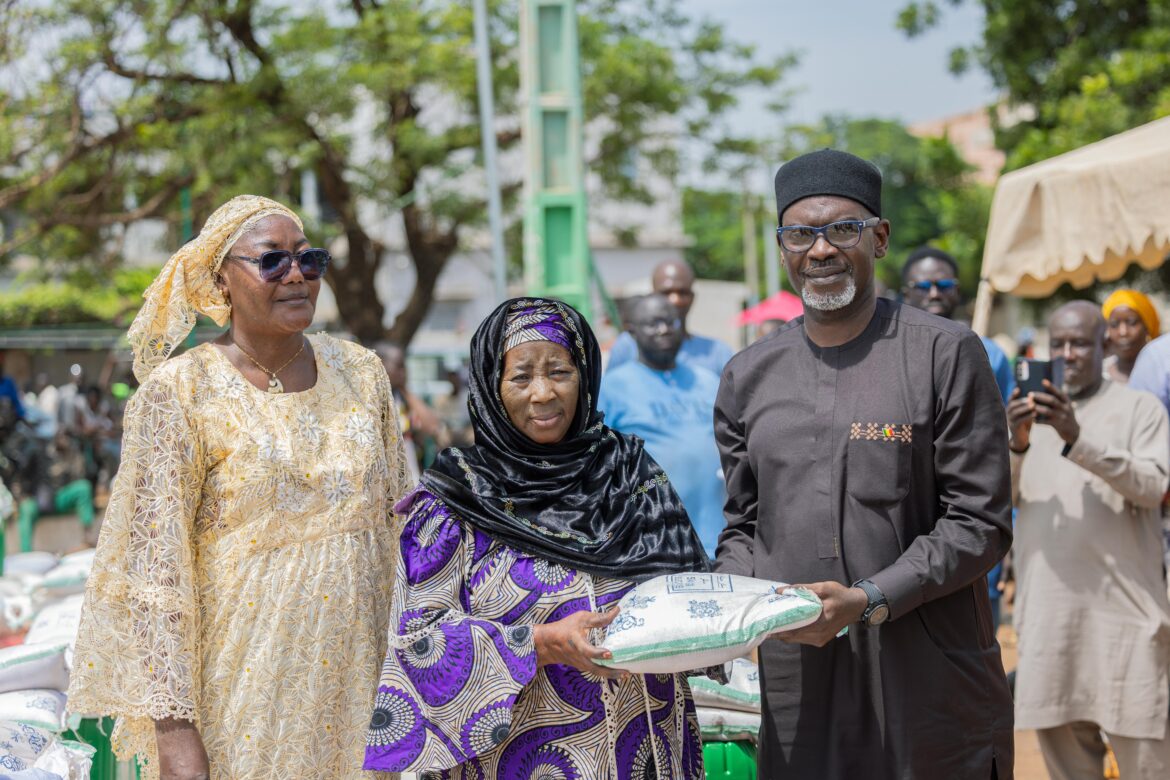 Distribution de kits alimentaires aux personnes vulnérables à Lafiabougou lors du Mois de la solidarité 2026