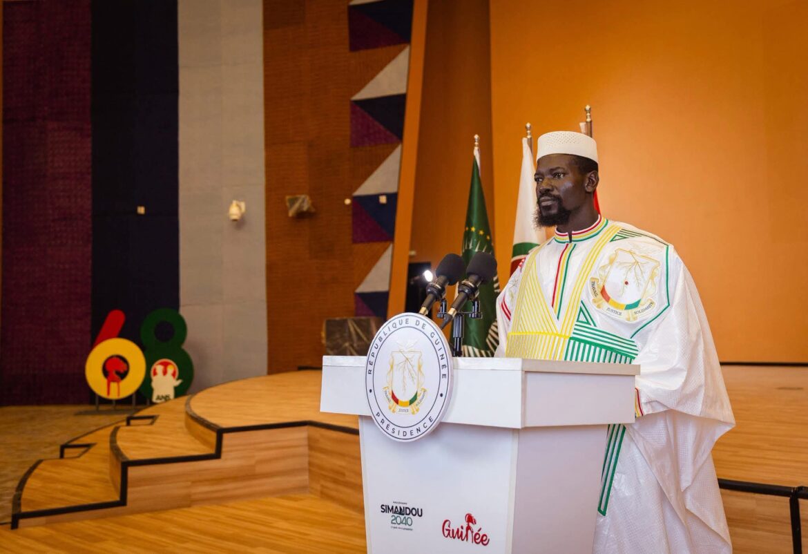 Mamadi Doumbouya lors de son discours pour le 68ᵉ anniversaire de l’indépendance de la Guinée