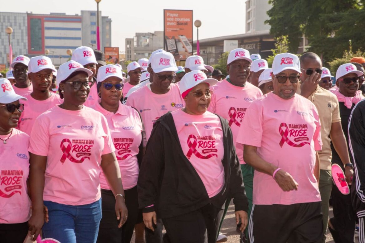 Participants au marathon d’Octobre Rose à Bamako pour sensibiliser au dépistage des cancers féminins.