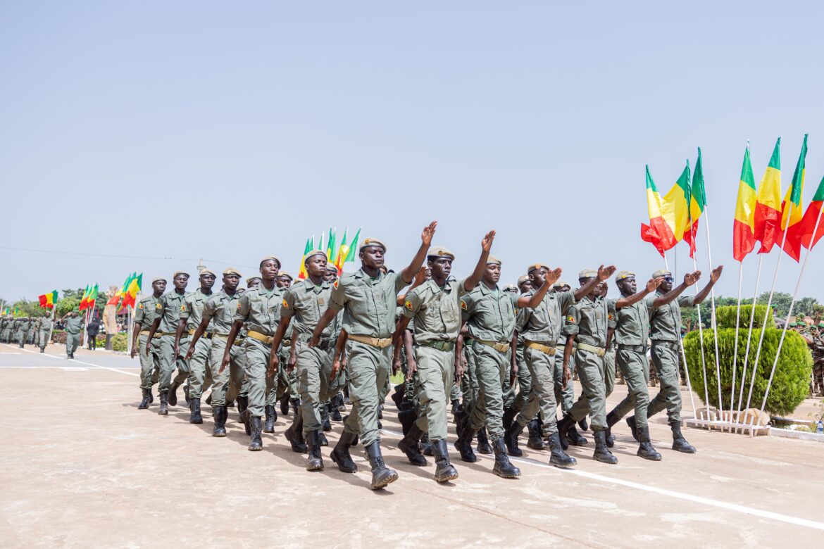 Cérémonie de présentation au drapeau des 2 400 recrues de la 7ᵉ cohorte du Service national des jeunes à Bamako, le 13 octobre.
